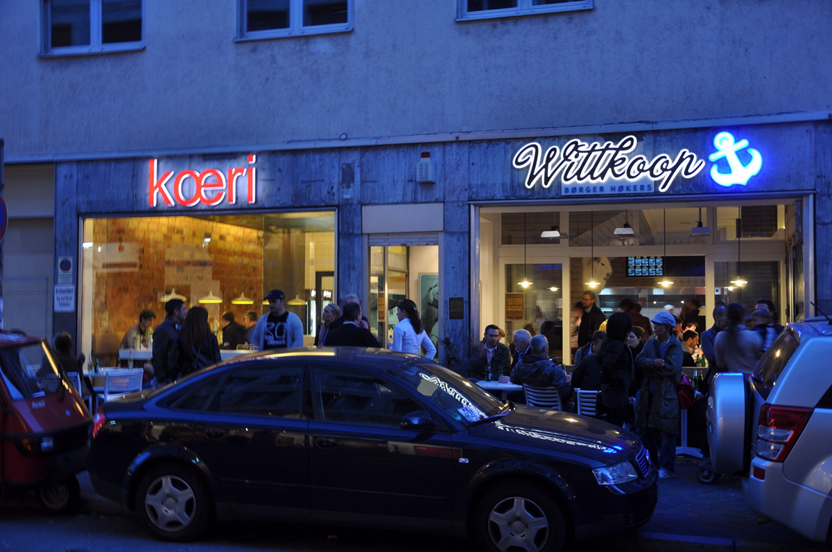 Wittkoop Borger Hokers shopfront from outside at night